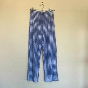 Knit material Billabong pants in houndstooth pattern.